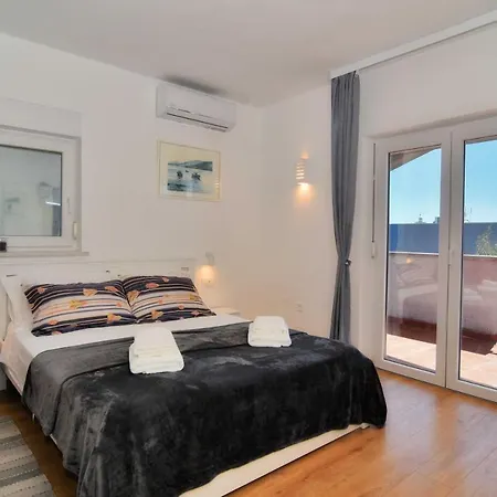 Family House - 50 M To The Beach! 펜션