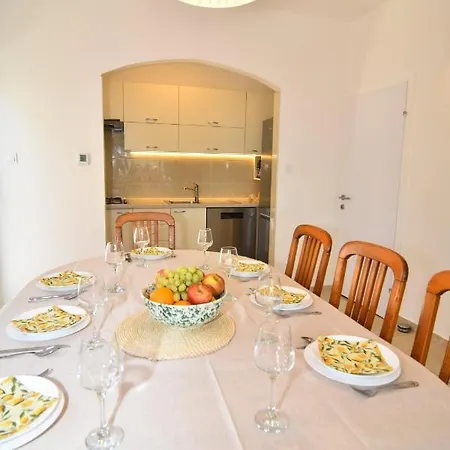 Family House - 50 M To The Beach! Feriehus